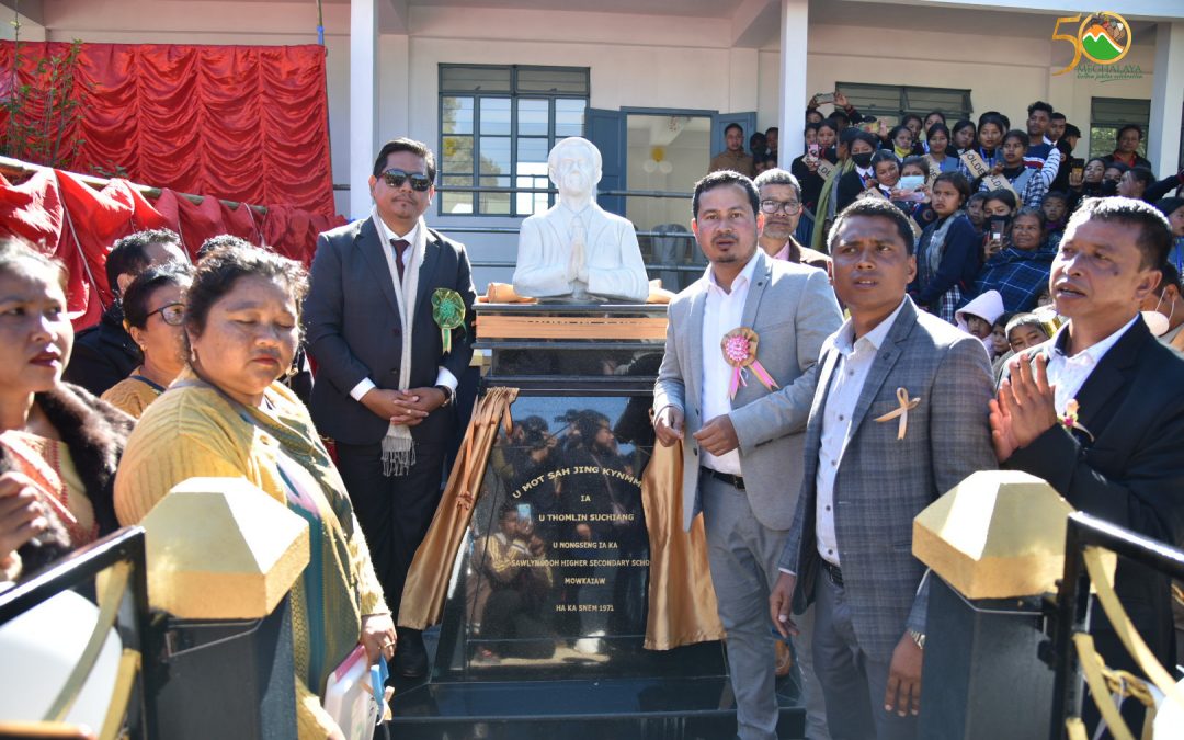 Chief Minister unveiled the statue of the founder of Sawlyngdoh Higher Secondary School at Mowkaiaw